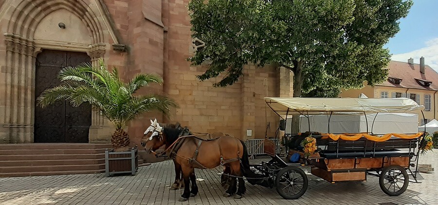 Attente devant l'église