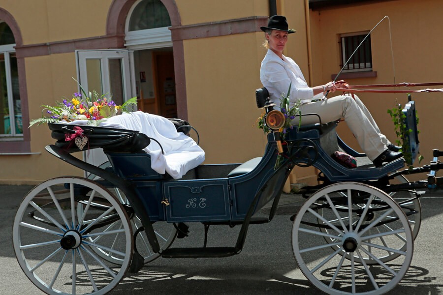 Attente des époux devant la mairie